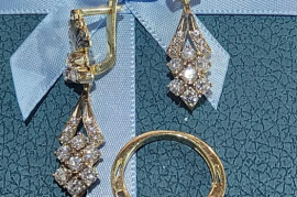 Продам, Очень красивый золотой комплект с фионитами.Золото 585 пр.