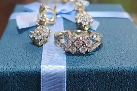 Продам, Очень красивый золотой комплект с фионитами.Золото 585 пр.