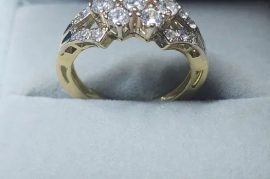 Продам, Очень красивый золотой комплект с фионитами.Золото 585 пр.