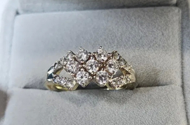 Продам, Очень красивый золотой комплект с фионитами.Золото 585 пр.