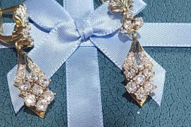 Продам, Очень красивый золотой комплект с фионитами.Золото 585 пр.