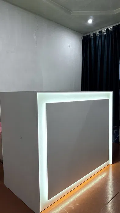 Reception, stol dlya kassi