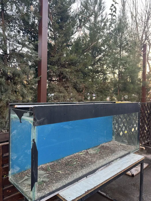 Продаётся аквариум,состояние среднее,вода не протекает.