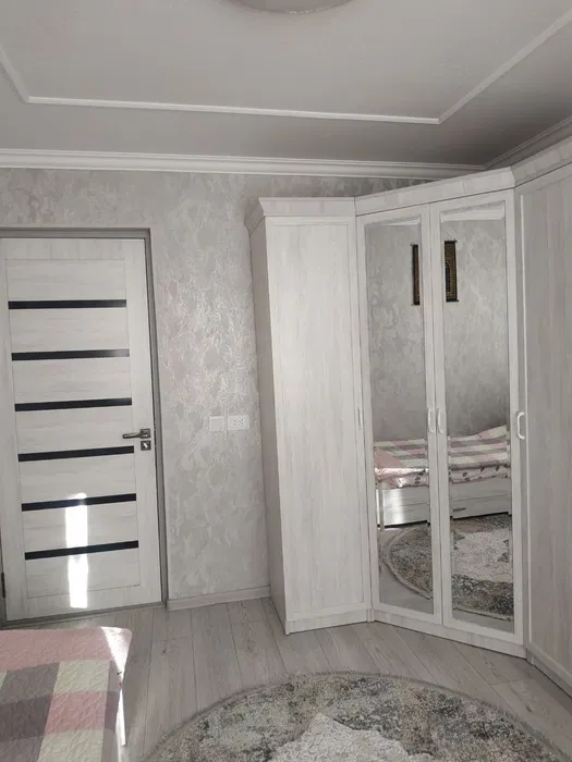 Яккасарой р-н, тц NEXT олдида 3 хонали квартира сотилади. TL