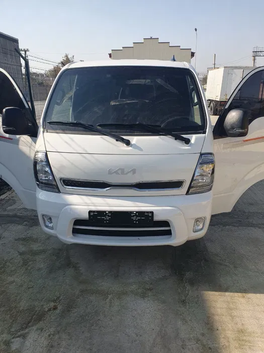 KIA Bongo 3 polniy ful 2024 yili nalichida 7000 probek