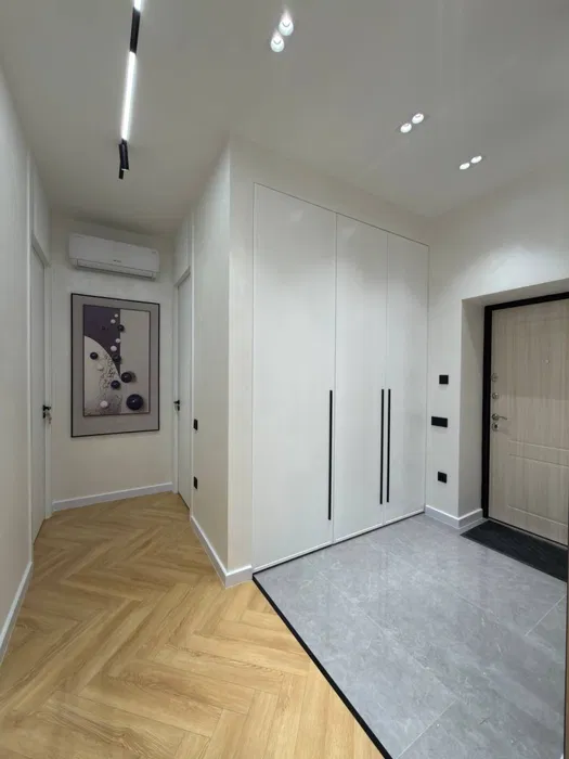 J.K Muhtasham da 3 xonali kvartira sotiladi 2-etaj yevroremont meb/tex