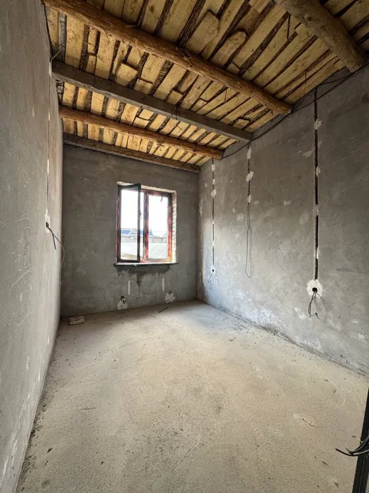 Уч кахрамон Обод махалла 2.4 сотик 5 хона коробка 2 кават срочно