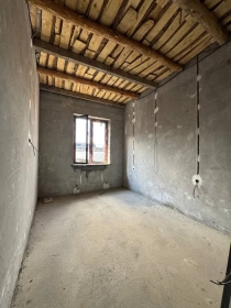 Продам, Уч кахрамон Обод махалла 2.4 сотик 5 хона коробка 2 кават срочно