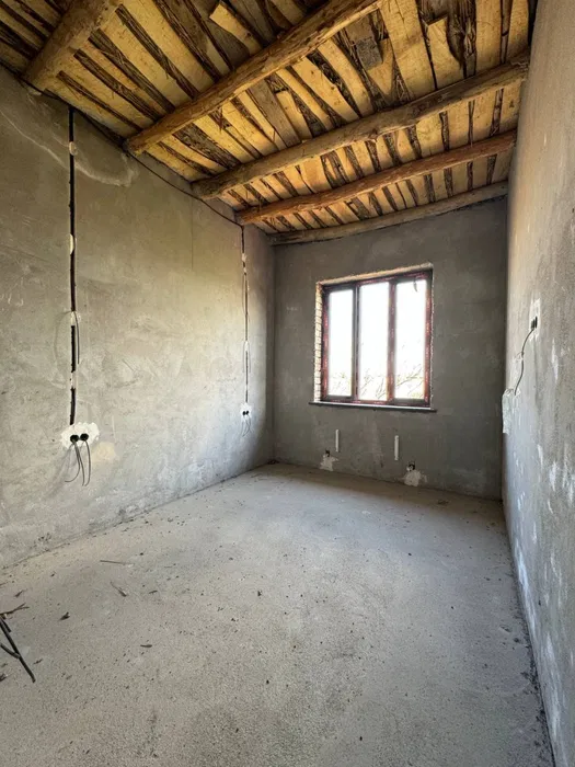 Уч кахрамон Обод махалла 2.4 сотик 5 хона коробка 2 кават срочно