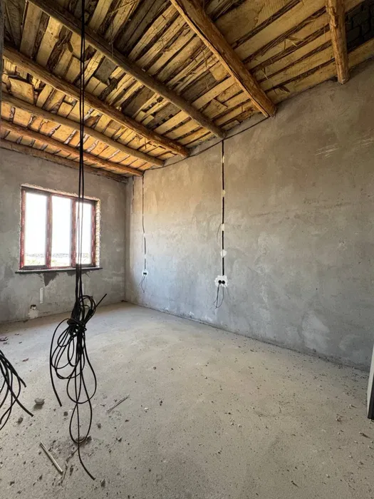 Уч кахрамон Обод махалла 2.4 сотик 5 хона коробка 2 кават срочно