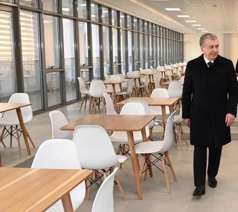 Biz EAMES stullarini sotamiz, ularni to