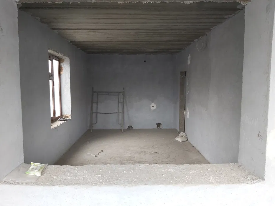 Kvartira sotiladi 97 m² yangi uy g‘ishtli. Gaz, elektr, suv doimiy Xon