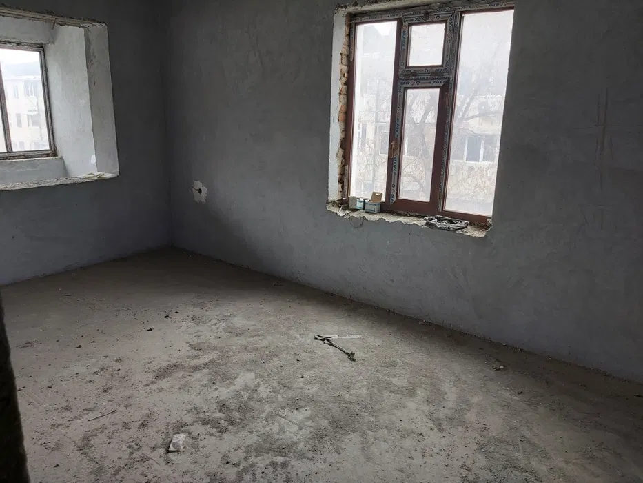 Kvartira sotiladi 97 m² yangi uy g‘ishtli. Gaz, elektr, suv doimiy Xon