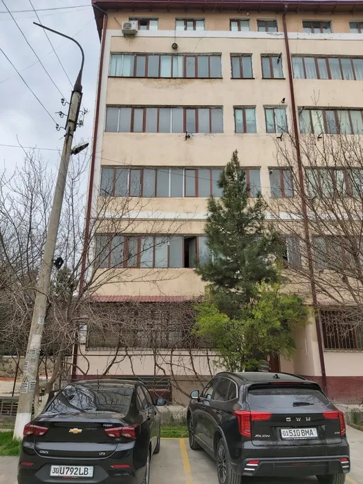 Kvartira sotiladi 97 m² yangi uy g‘ishtli. Gaz, elektr, suv doimiy Xon