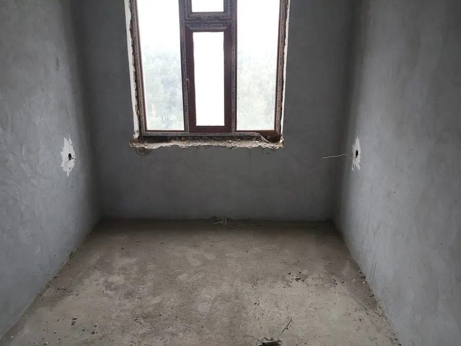 Kvartira sotiladi 97 m² yangi uy g‘ishtli. Gaz, elektr, suv doimiy Xon