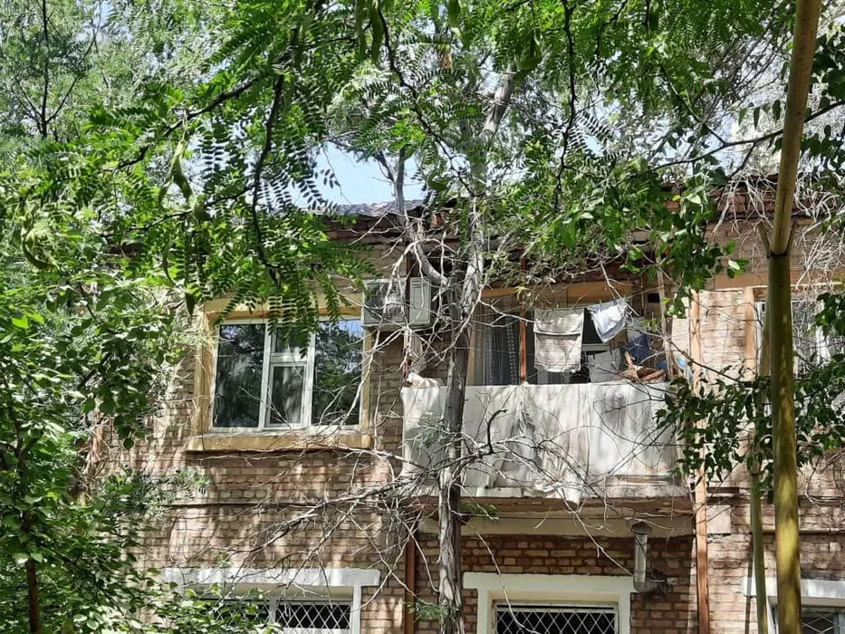 1 Хонали жой сотилади. Гиштдан курилган домда