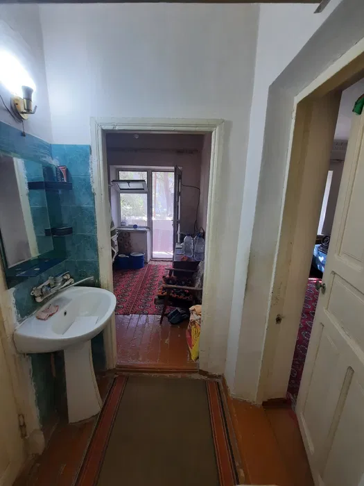 1 Хонали жой сотилади. Гиштдан курилган домда