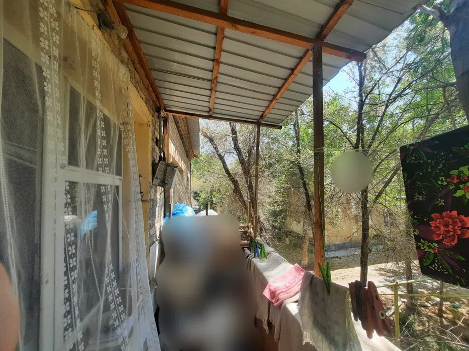 1 Хонали жой сотилади. Гиштдан курилган домда