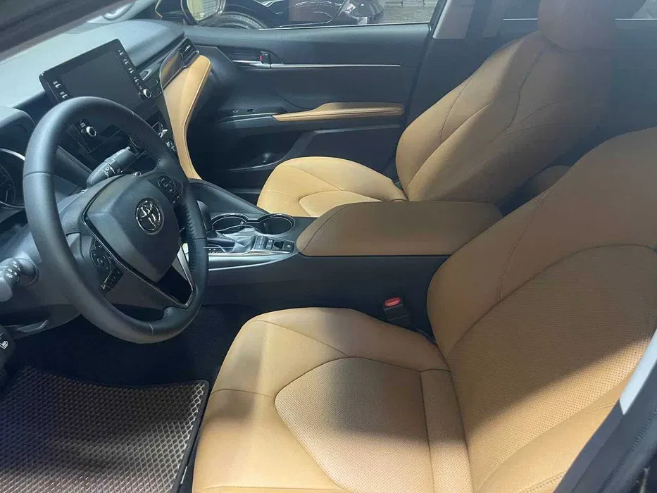 Toyota Camry (2023) GLE X в черном цвете (новый)