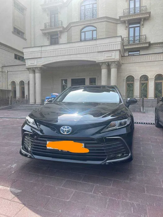 Toyota Camry (2023) GLE X в черном цвете (новый)