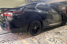 Продам, Toyota Camry (2023) GLE X в черном цвете (новый)