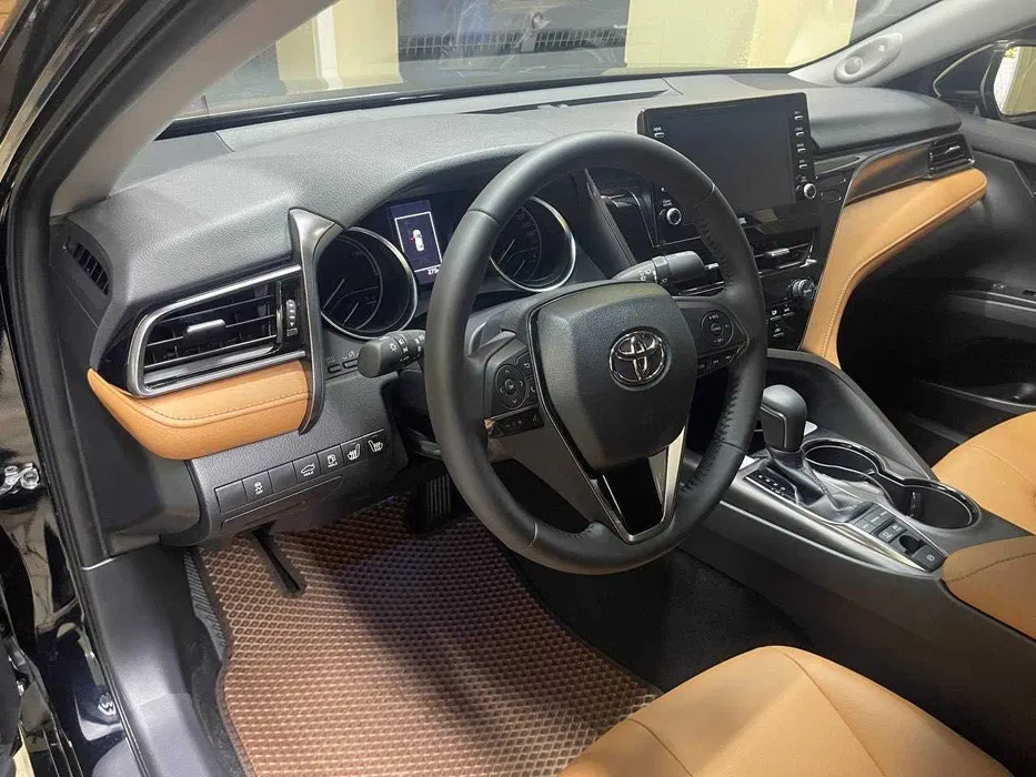 Toyota Camry (2023) GLE X в черном цвете (новый)