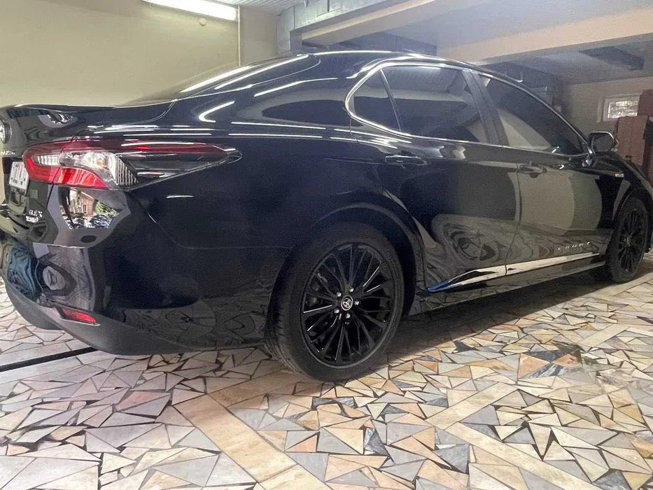 Toyota Camry (2023) GLE X в черном цвете (новый)
