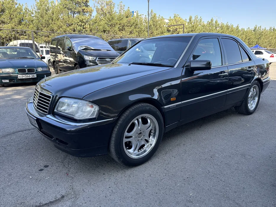 Продаю срочно Мерседес C180 год 1993