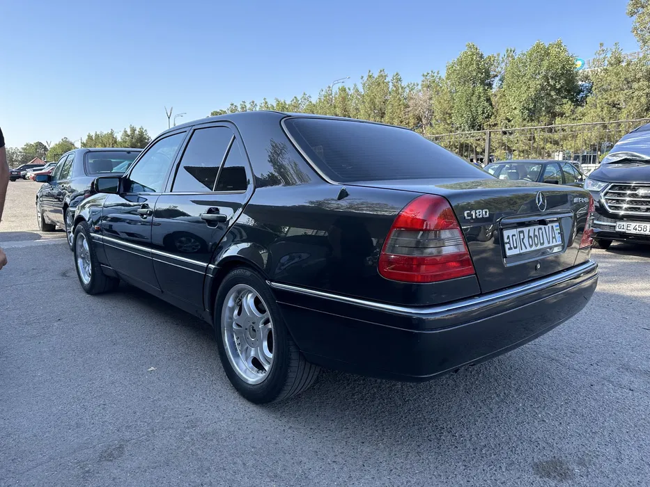 Продаю срочно Мерседес C180 год 1993