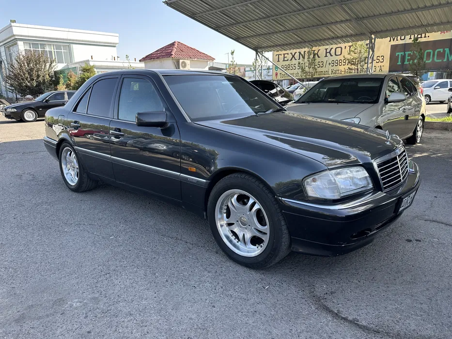 Продаю срочно Мерседес C180 год 1993