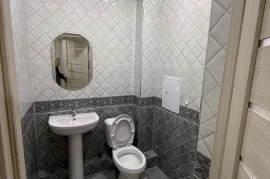 Продам, 5 хонали евро таъмирли квартира сотилади.