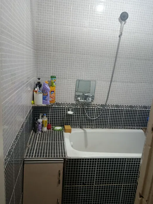 Яшнобод туманида жойлашган 2 хонали уй сотилади.