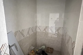 Sotaman, Назарбекда жойлашган 2 хонали квартира сотилади.