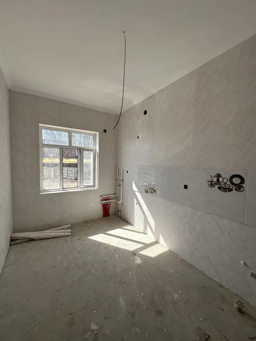 Назарбекда жойлашган 2 хонали квартира сотилади.