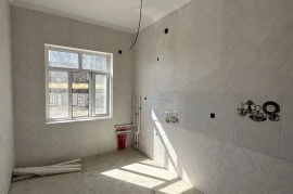 Sotaman, Назарбекда жойлашган 2 хонали квартира сотилади.