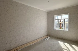 Sotaman, Назарбекда жойлашган 2 хонали квартира сотилади.