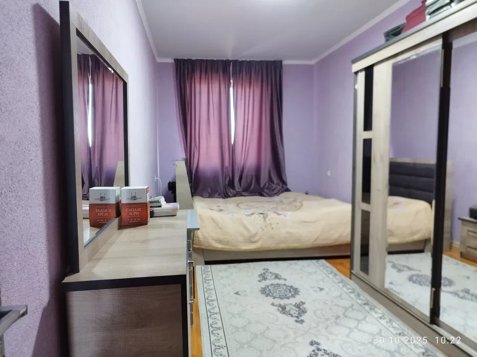 Оҳангарон шаҳрида жойлашган 2 хонали уй сотилади.