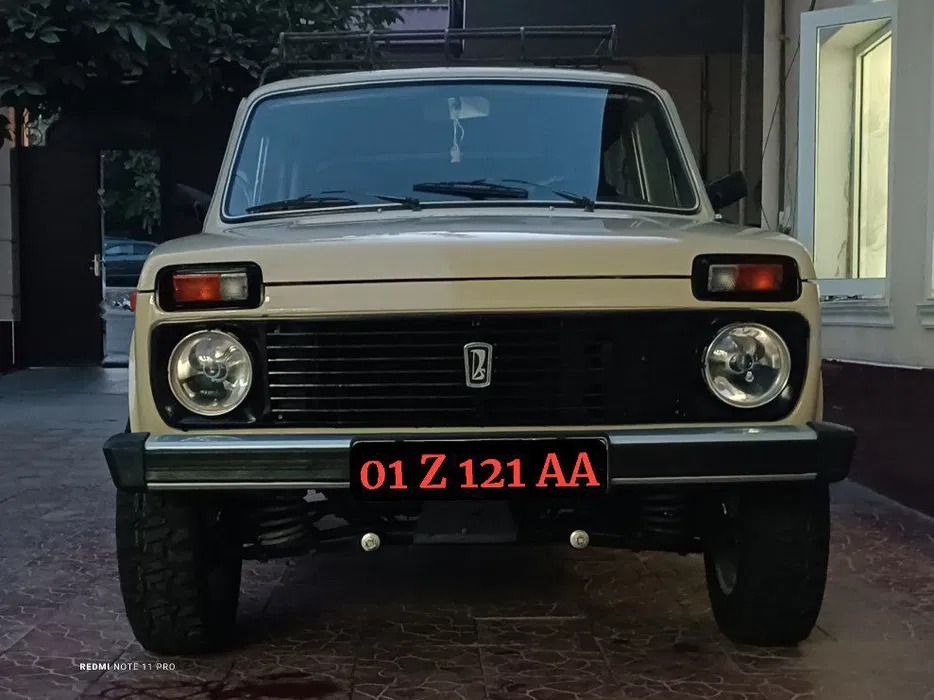 Совет давридан қолган НИВА 2121 русумли автомашина мукаммал ҳолатда.