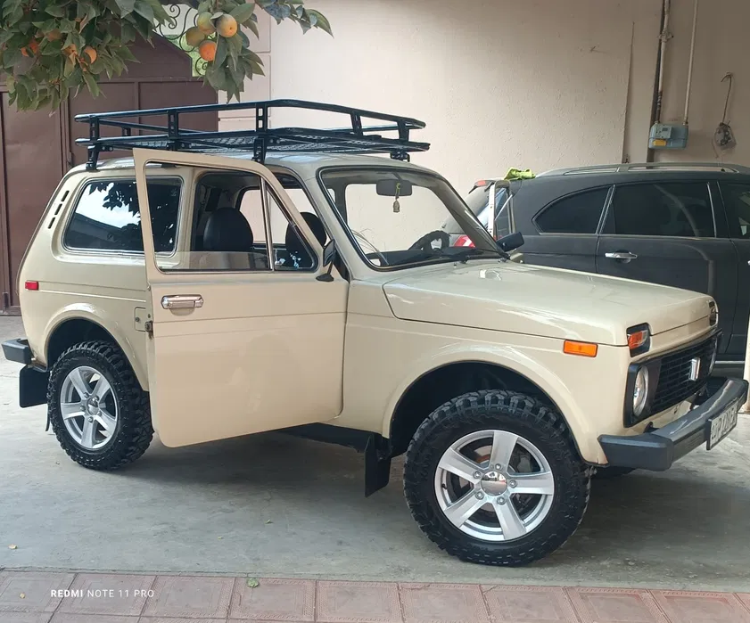 Совет давридан қолган НИВА 2121 русумли автомашина мукаммал ҳолатда.