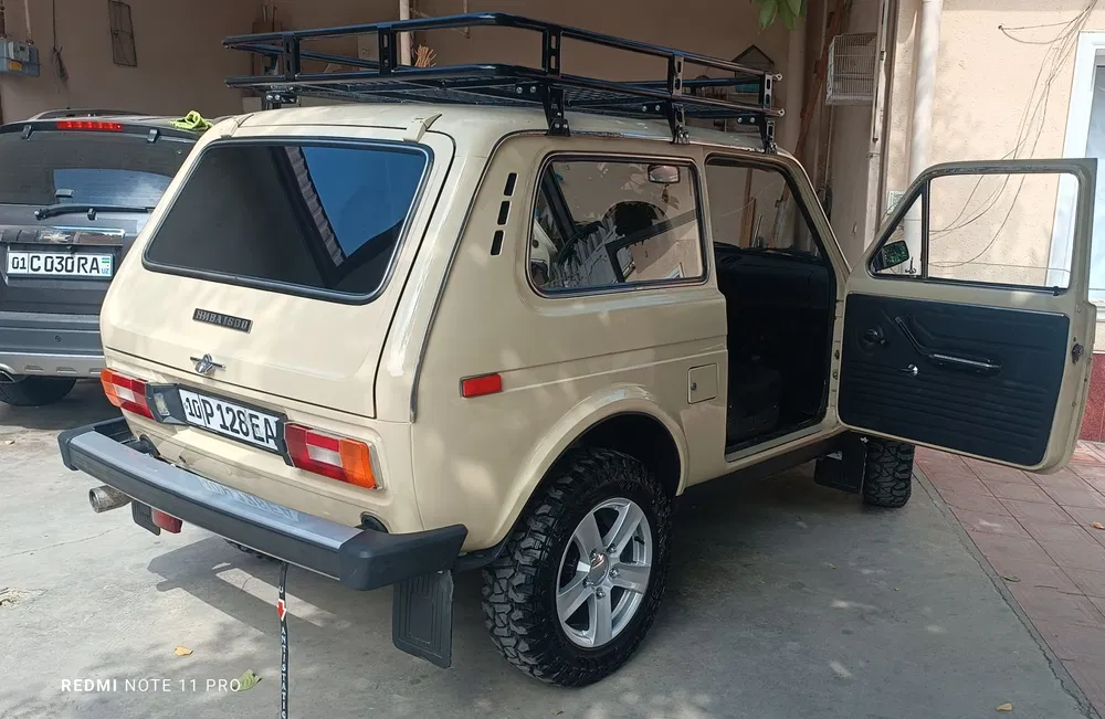 Совет давридан қолган НИВА 2121 русумли автомашина мукаммал ҳолатда.