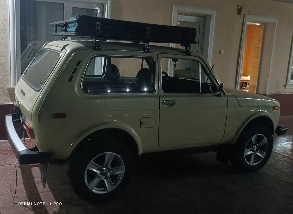 Совет давридан қолган НИВА 2121 русумли автомашина мукаммал ҳолатда.