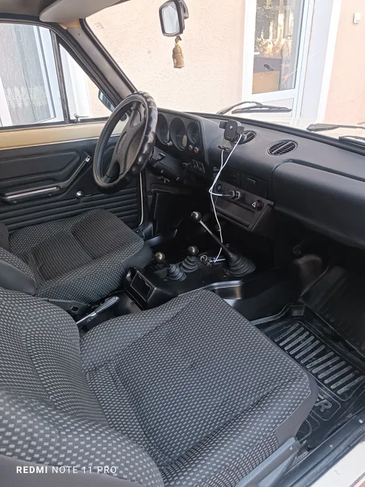 Совет давридан қолган НИВА 2121 русумли автомашина мукаммал ҳолатда.