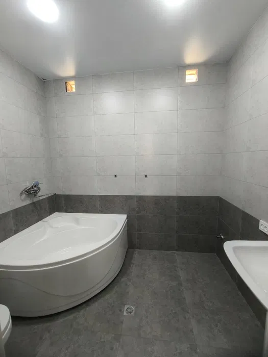 Лимонад. 2,5 сотих эр участкаси бўлган уй сотилади. 2 қаватли уй.