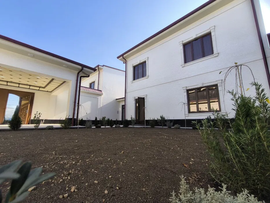 Лимонад. 2,5 сотих эр участкаси бўлган уй сотилади. 2 қаватли уй.