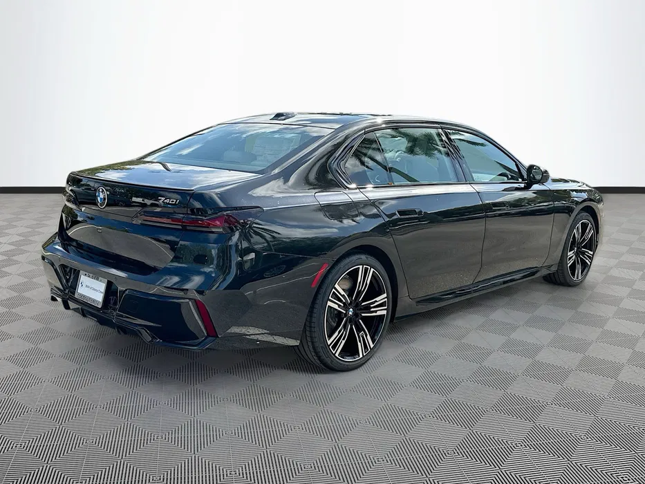 BMW 740i 2023 год