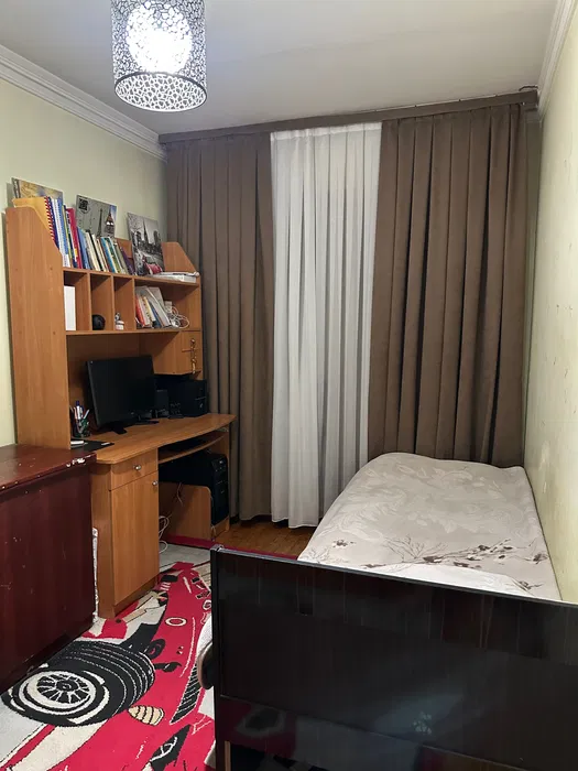 Продам свою 4-комнатую квартиру на м. Новза (4/4/5)